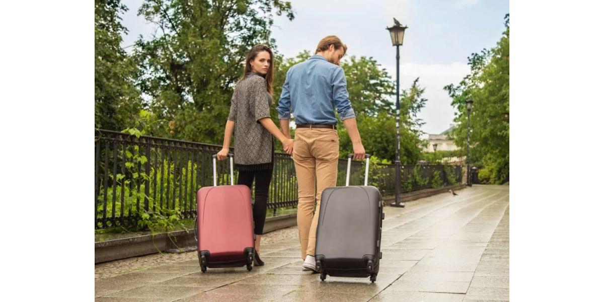 Wyjazd na weekend? Spakuj się wygodnie. Niewielkie walizki, kosmetyczki i torby podróżne, które ułatwiają podróżowanie