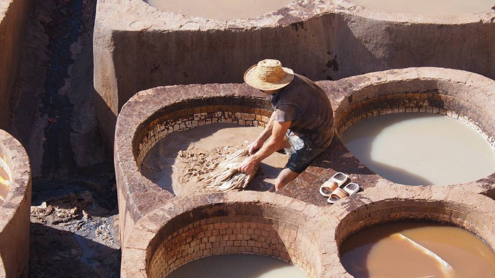 Barwienie skór tradycyjnymi metodami - Maroko
